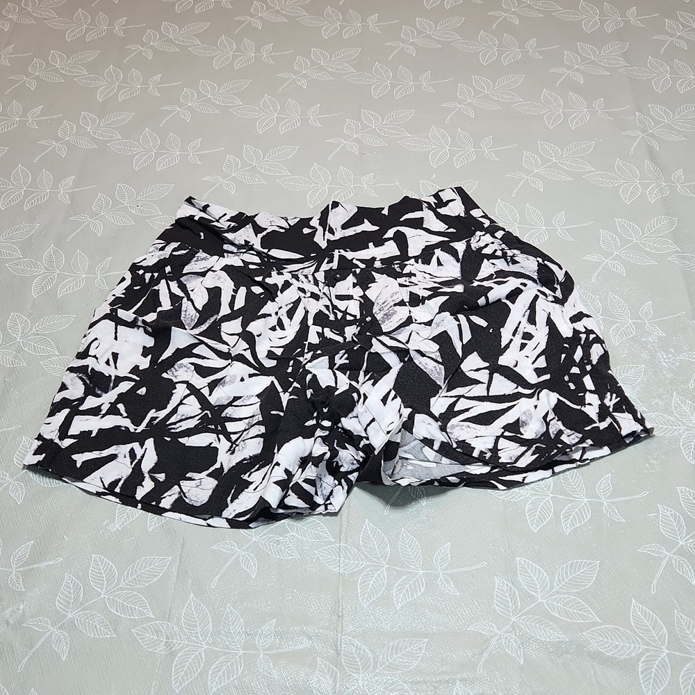 Dynamite Shorts - Picture 3 of 6
